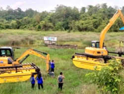 Percepat Normalisasi Waduk, Pemkab Barito Utara Uji Coba Dua Unit Excavator Amfibi di Dam Trahean